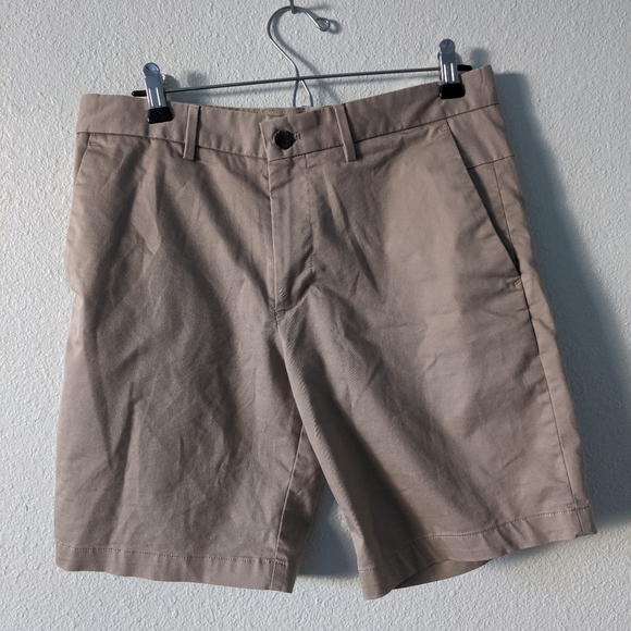 BANANA REPUBLIC Aiden Short in Khaki - Picture 4 of 11